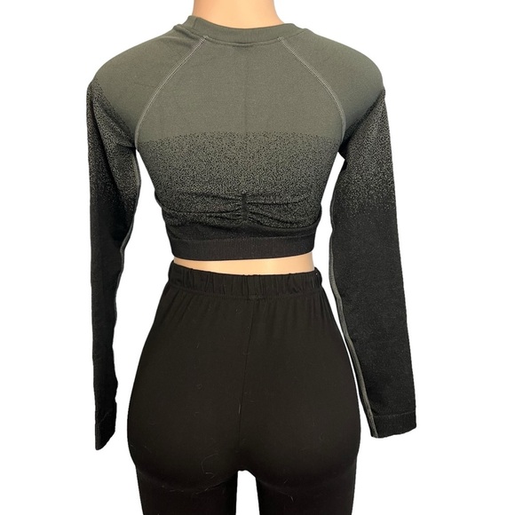 3/$30 🍂 Gymshark Adapt Seamless Ombre Long Sleeve Crop Top Black Gray - Picture 6 of 8